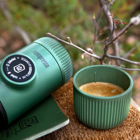 Портативна еспресо-кавоварка Wacaco Nanopresso зелена з чохлом, механічна, для меленої кави
