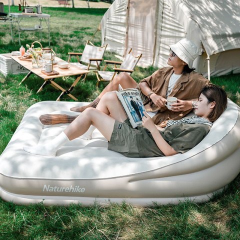 Матрац кемпінговий надувний двомісний Naturehike CNK2300DZ020, 180x132x60 см, бежевий із вбудованим насосом для надування